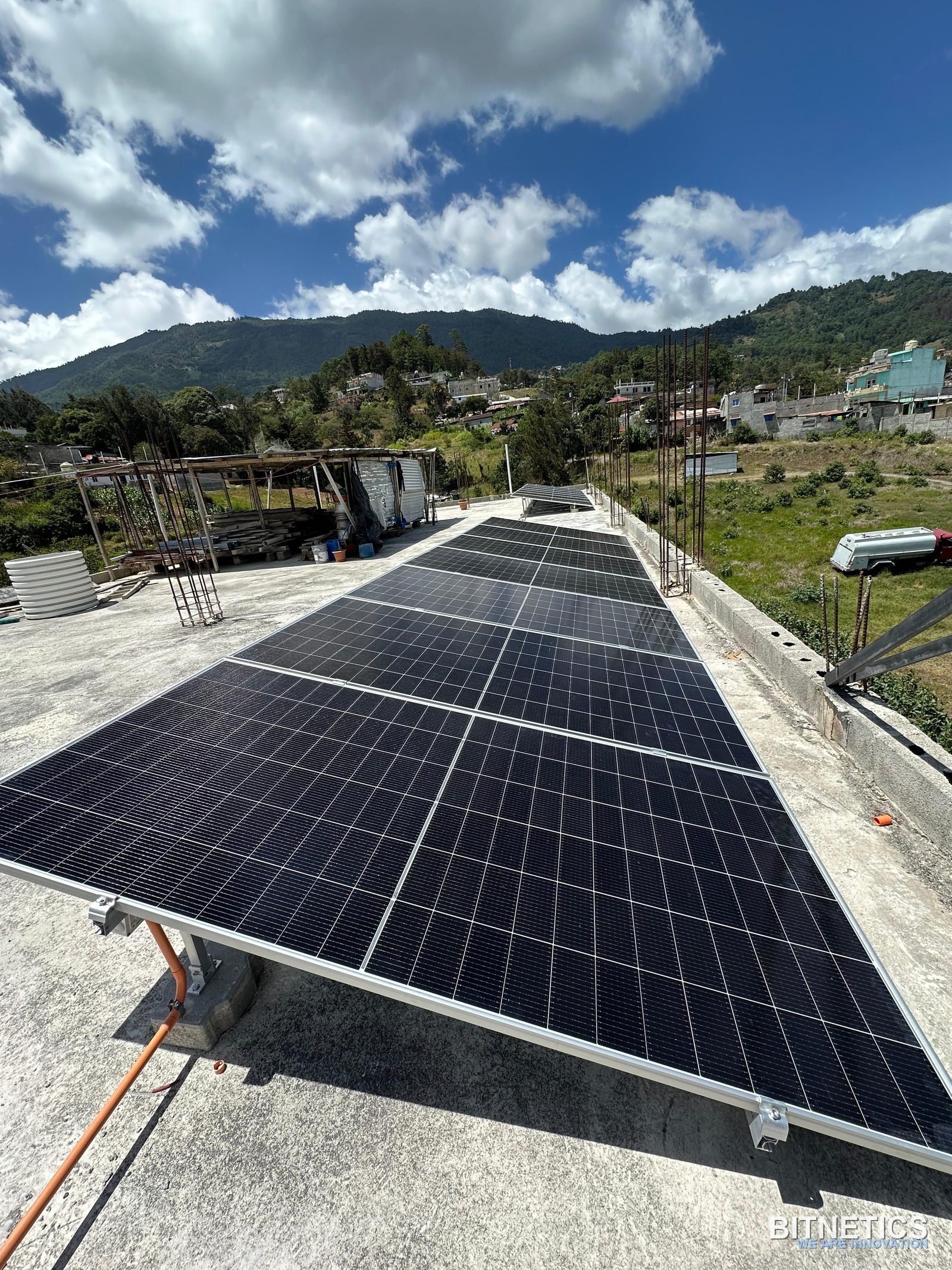 Paneles solares instalados en techo por Bitnetics