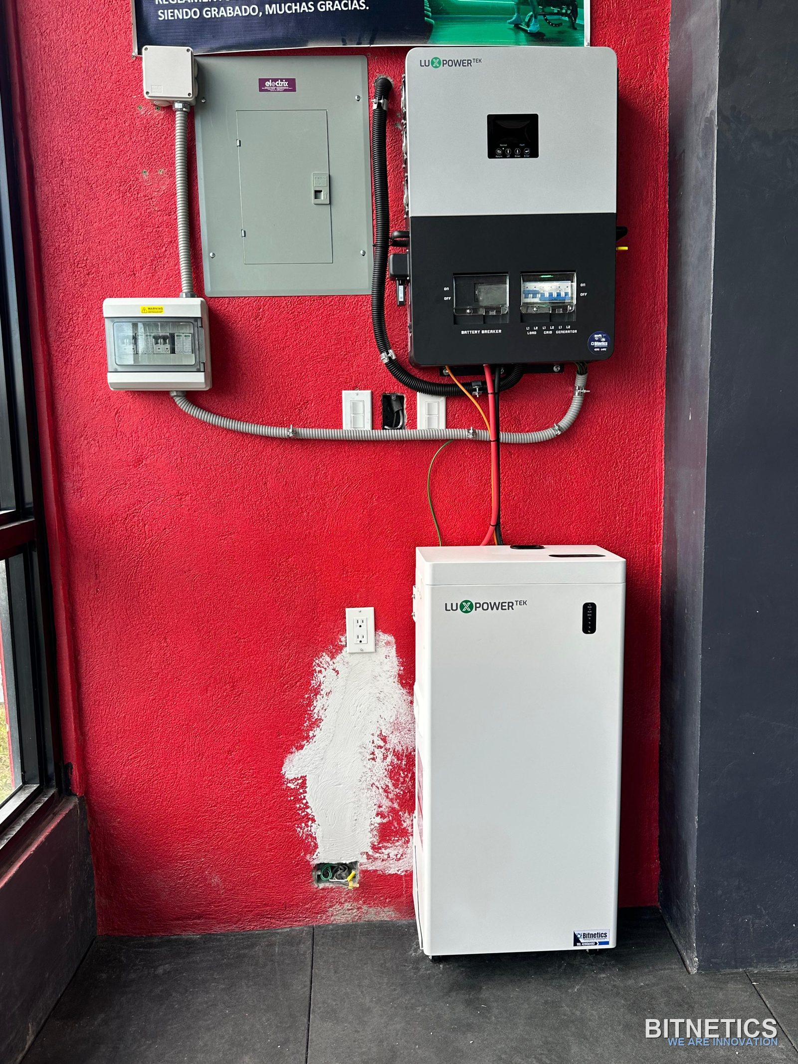 Inversor y batería de respaldo Bitnetics instalados en pared